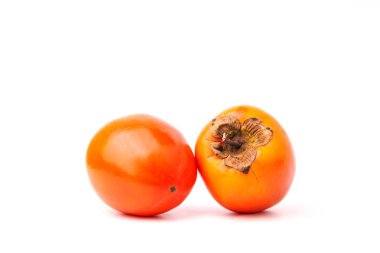 Beyaz arkaplanda yalıtılmış hurma meyvesi.