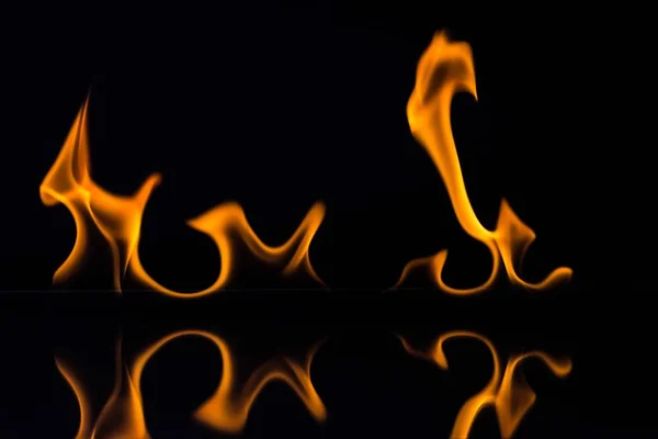 Φλόγες που απομονώνονται σε μαύρο — Φωτογραφία Αρχείου