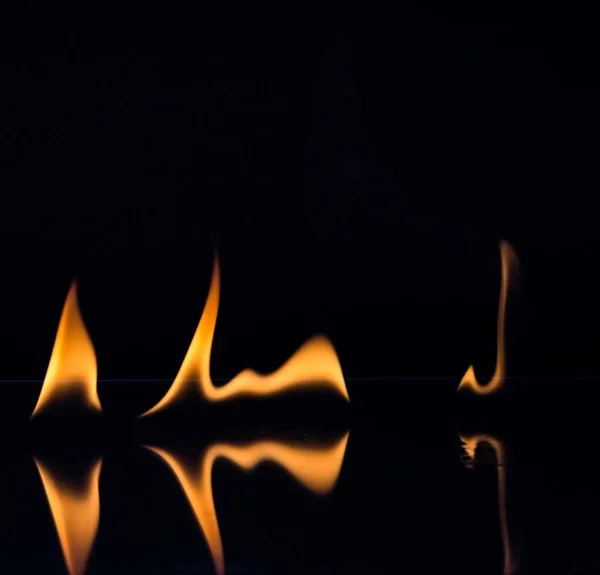Φλόγες που απομονώνονται σε μαύρο — Φωτογραφία Αρχείου