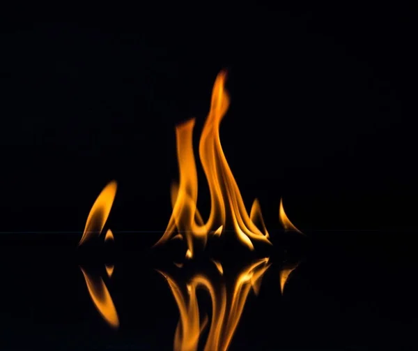 Flammes isolées sur noir — Photo