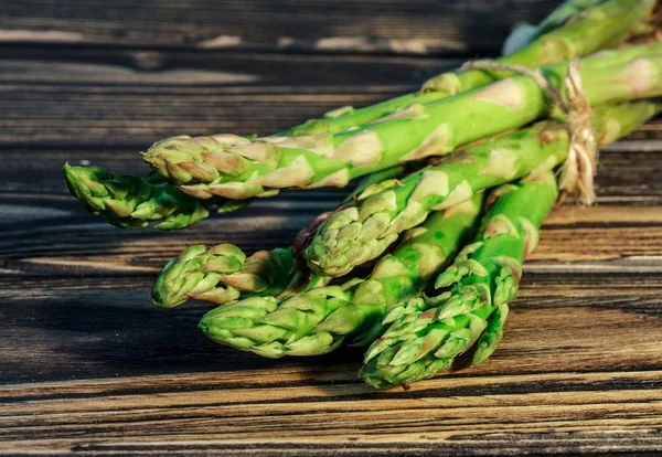 Asparagus on wooden background — Stock Photo, Image