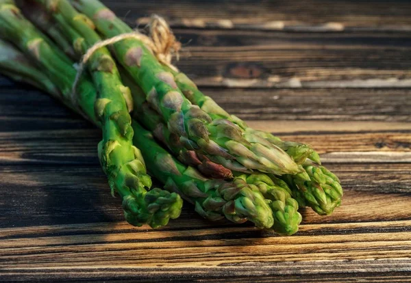 Asparagus on wooden background — Stock Photo, Image