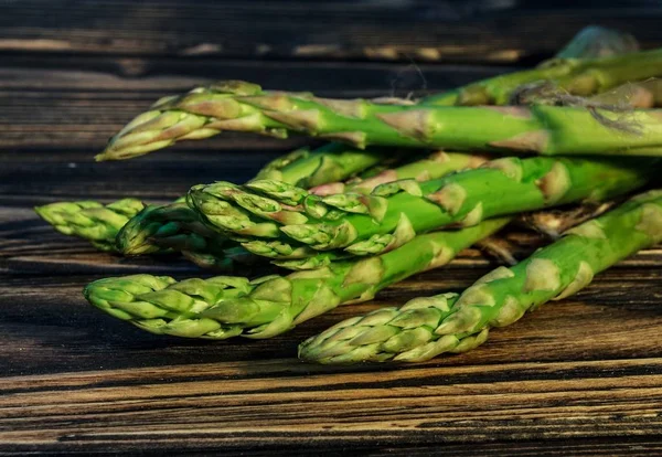 Asparagus on wooden background — Stock Photo, Image