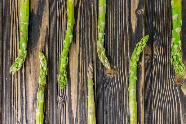 Asparagus on wooden background — Stock Photo, Image