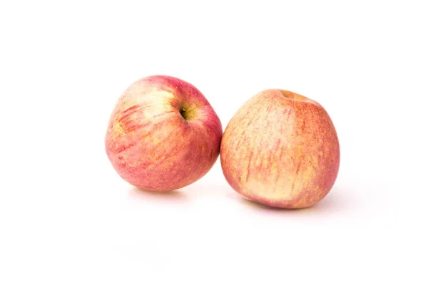 Manzanas Fuji con gotas de agua sobre fondo blanco —  Fotos de Stock