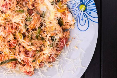 Omlet kiraz domates, maydanoz ile bir fotoğraf. ve rendelenmiş peynir, yukarıdan bir rustik ahşap doku üzerinde bir çatal ve atış bir yer ile metin için