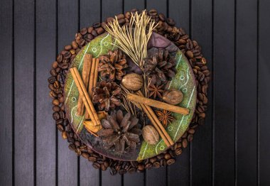 Kahve, anason, tarçın ve Hindistan cevizi ahşap arka plan üzerinde ahşap kase.