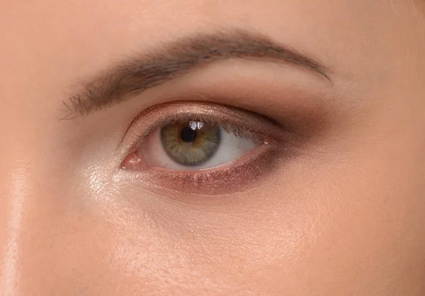 Ögat med oavslutade makeup — Stockfoto