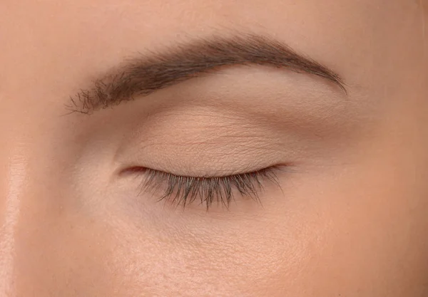 Ögat med oavslutade makeup — Stockfoto