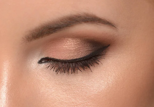 Occhio di donna con trucco e eyeliner — Foto Stock