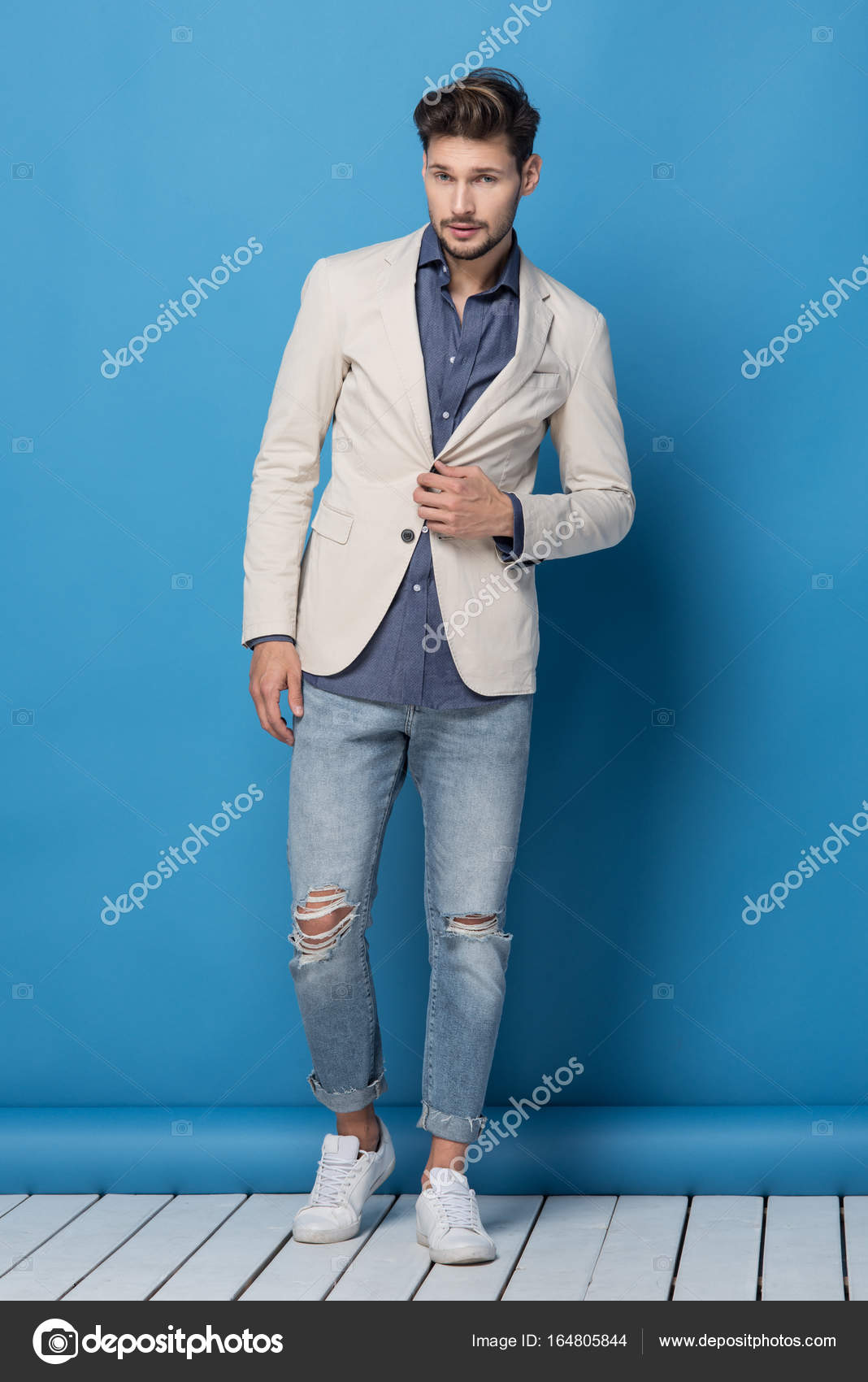Hombre guapo en chaqueta gris fotograf a de stock path21