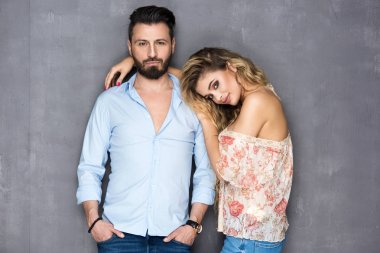 Genç çift sarılıyor.