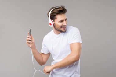 Genç adam müzik dinliyor.