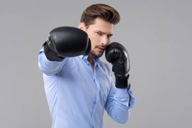 Boksör eldivenli adam 