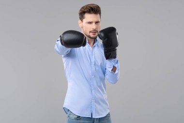 Boksör eldivenli adam 