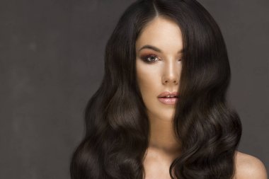 Şık makyaj ile esmer kadın 