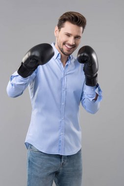 Boksör eldivenli adam 