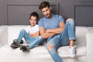 Baba ve oğul kanepede