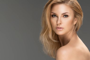 Şık makyaj ile sarışın kadın