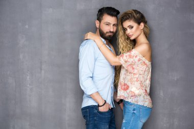 Genç çift sarılıyor.