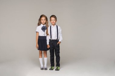 Genç çift okula gitmek 