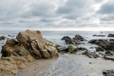 plaj bulutlu gökyüzü altında