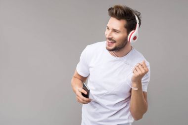 Genç adam müzik dinliyor.