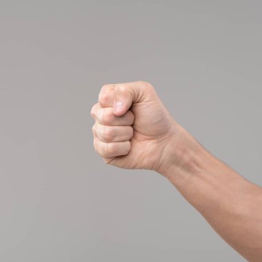 Erkek el gösteren hareketi