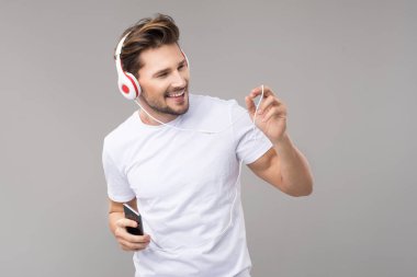 Genç adam müzik dinliyor.
