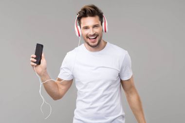 Genç adam müzik dinliyor.