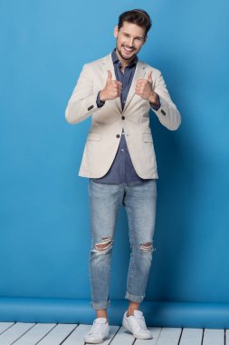 yakışıklı bir adam gri ceketli