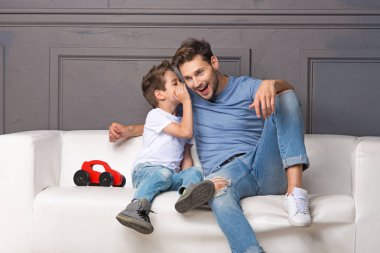 Baba ve oğul kanepede