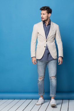 yakışıklı bir adam gri ceketli