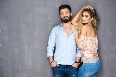 Genç çift sarılıyor.