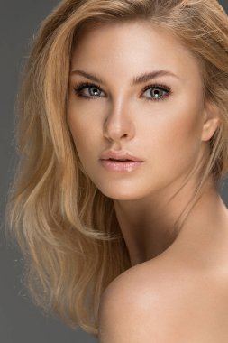 Şık makyaj ile sarışın kadın