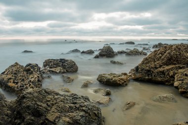 plaj bulutlu gökyüzü altında