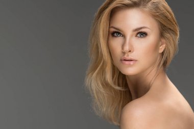 Şık makyaj ile sarışın kadın