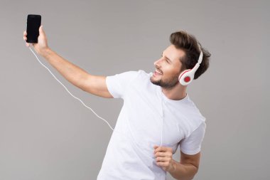 Genç adam müzik dinliyor.