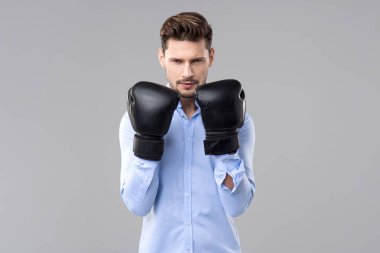 Boksör eldivenli adam 