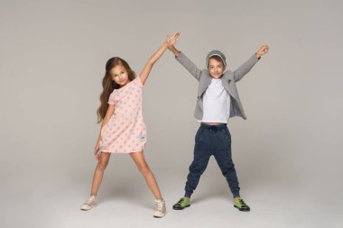 Sevimli erkek ve kız dans