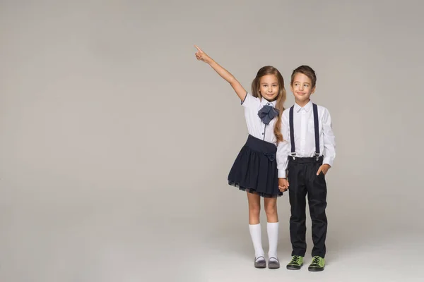 Casal jovem vai para a escola — Fotografia de Stock