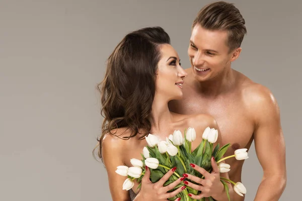 Älskande par med blommor — Stockfoto