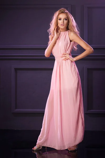 Όμορφη ξανθιά σε ροζ φόρεμα — Φωτογραφία Αρχείου
