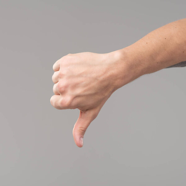 Мужская рука показывает жест
