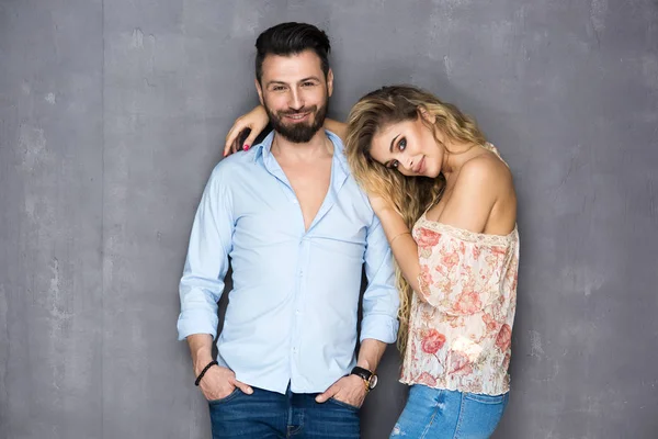 Genç çift sarılıyor.