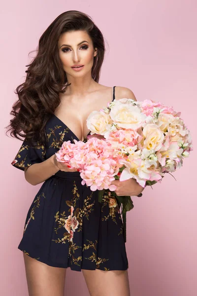 Belleza morena con ramo de flores — Foto de Stock