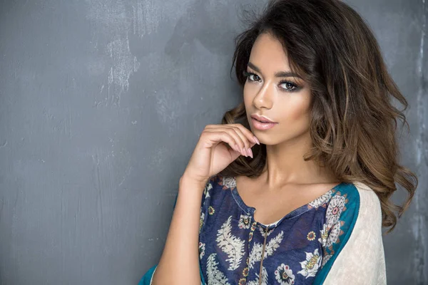 Renkli elbise sevimli kadın