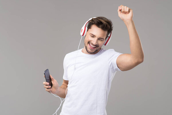 Joven escuchando música — Foto de Stock