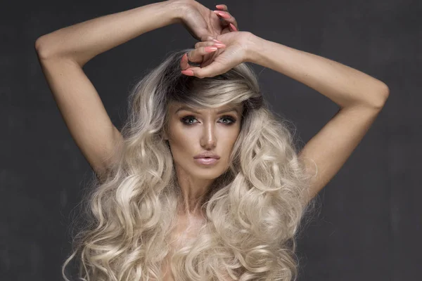 Mujer con el pelo largo increíble —  Fotos de Stock