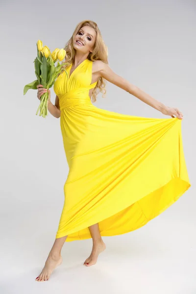 Blonde fille en robe jaune — Photo